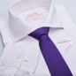 Losová košeľa s fialovou kravatou.