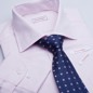 Ružová košeľa s modrou kravatou.