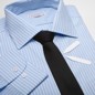 Čierna kravata a modrá košeľa.