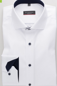 Košeľu oblečte klasickú - v bielej farbe