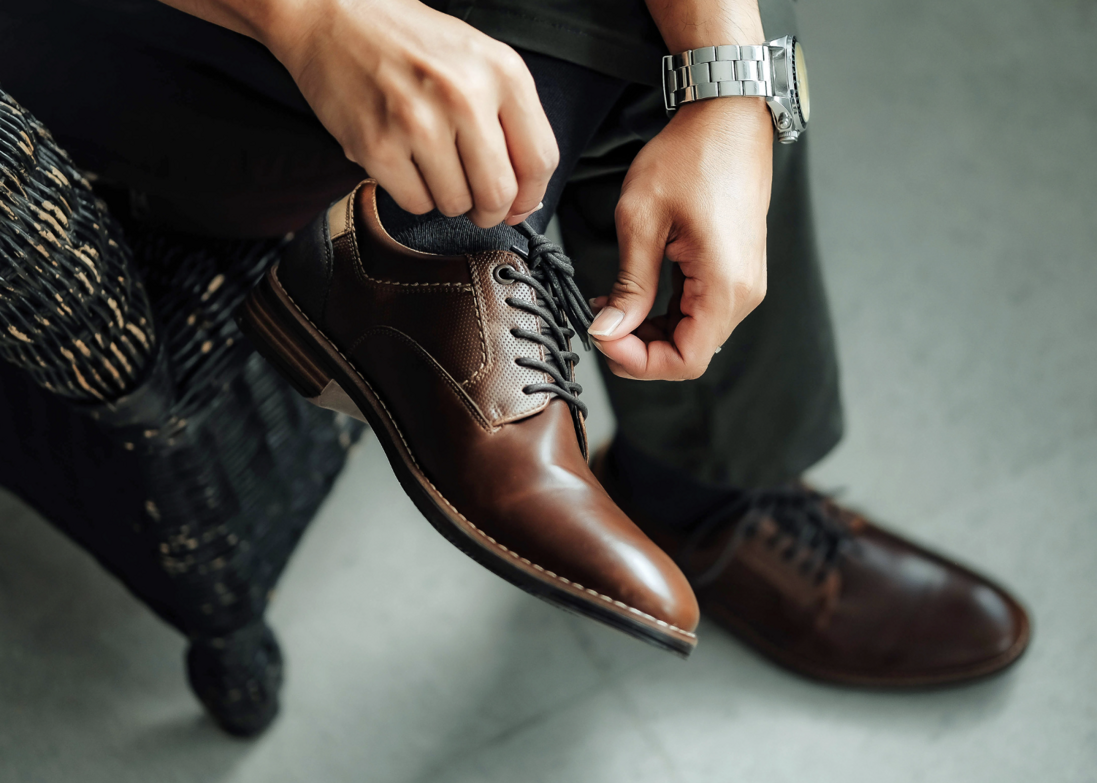 Čierny oblek a hnedé topánky – ide to, ale ako to zladiť?