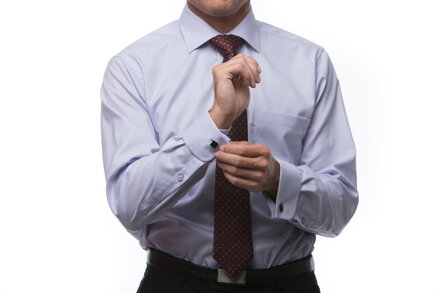 Skrátenie rukávov košele s manžetou