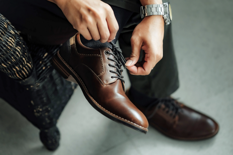 Čierny oblek a hnedé topánky – ide to, ale ako to zladiť?